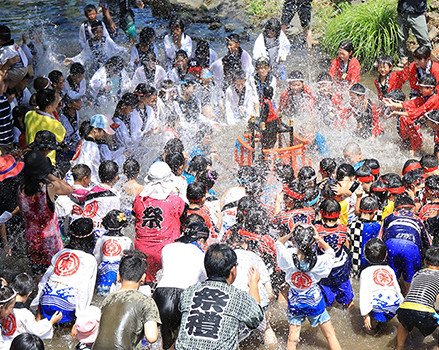 「KAZUYA：長崎県の江迎水掛け地蔵祭りは子供たちがお地蔵さんを乗せた神輿を担いて水が飛び交う町内を練り歩く。カメラマンも危険です。笑」